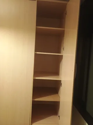 Armario beige y morado