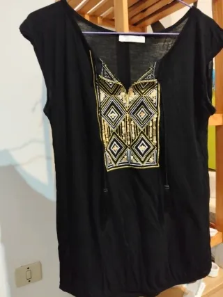 Top negro con bordado dorado S olgada
