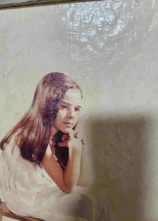 CUADRO RETRATO  NIÑA SENTADA  ANTIGUO