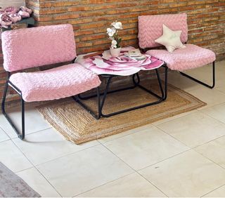 Sillones y mesa auxiliar rosa
