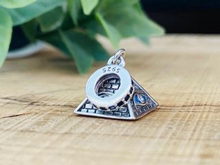 Charm Pirámide Ojo que Todo lo Ve - Plata