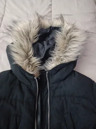 Cazadora negra con capucha y pelo