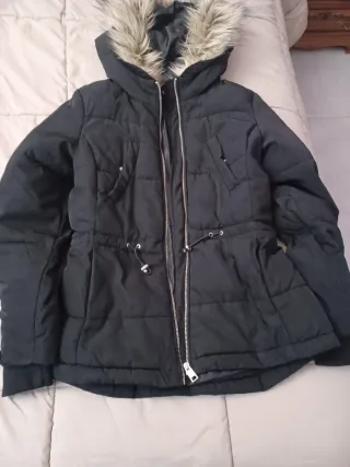 Cazadora negra con capucha y pelo