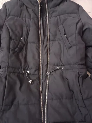 Cazadora negra con capucha y pelo