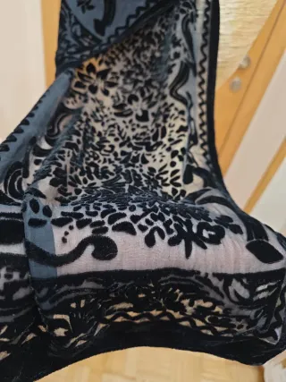 Chal de terciopelo negro