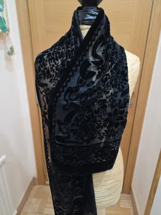Chal de terciopelo negro
