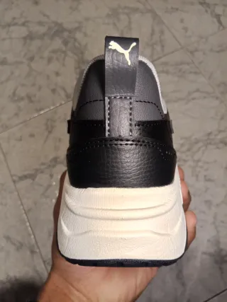 Zapatillas deportivas negras y blancas