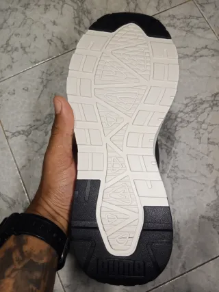 Zapatillas deportivas negras y blancas