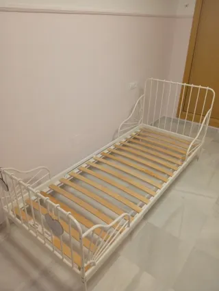 Cama infantil Minnen IKEA blanca con somier luroy