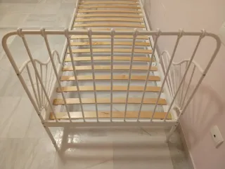 Cama infantil Minnen IKEA blanca con somier luroy