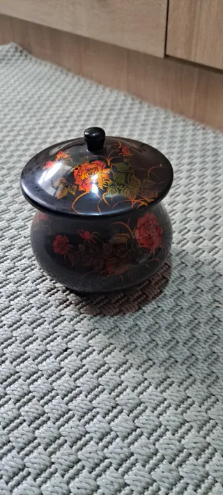 Caja antigua decorada con rosas