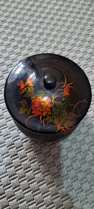 Caja antigua decorada con rosas