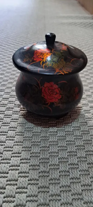 Caja antigua decorada con rosas