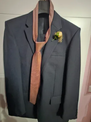 Traje de chaqueta hombre negro y corbata naranja