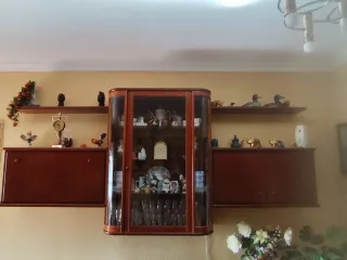 Mueble vitrina modular con estanterías