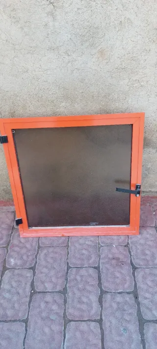 Ventana de aluminio naranja con cristal 64x64