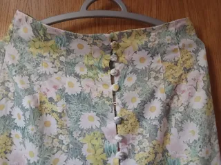 Falda satinada estampada flores