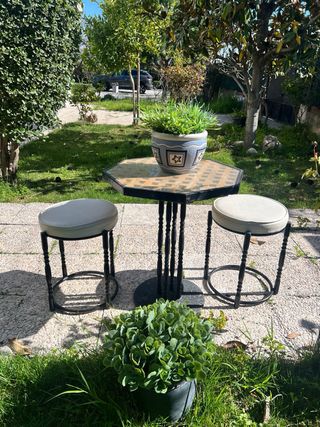 Mesita y 2 banquetas de hierro