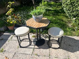 Mesita y 2 banquetas de hierro