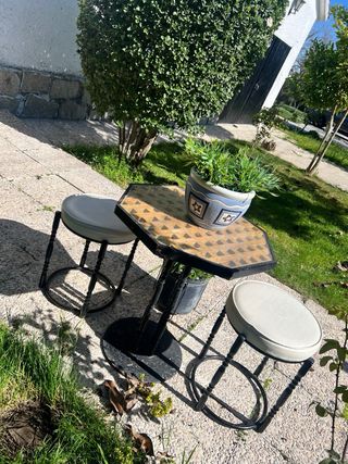 Mesita y 2 banquetas de hierro