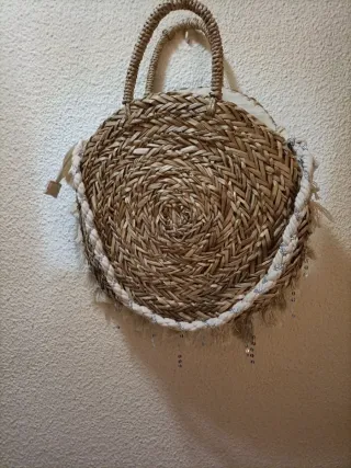Bolso de rafia con abalorios y flecos
