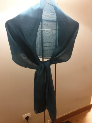 Conjunto de vestido halter, fular y torera