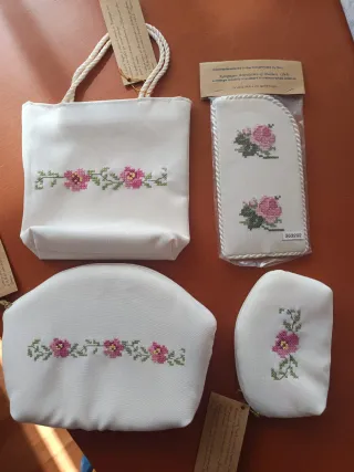 Set de neceser, monedero, funda y bolsito  bordado