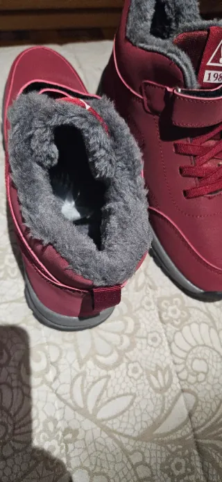 Botas de nieve rojas y grises