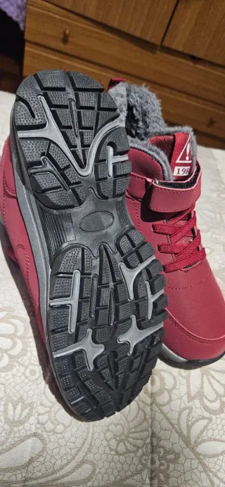 Botas de nieve rojas y grises