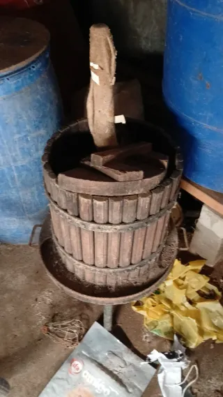 Prensa de uva de madera