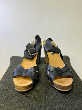 Sandalias negras estilo zueco