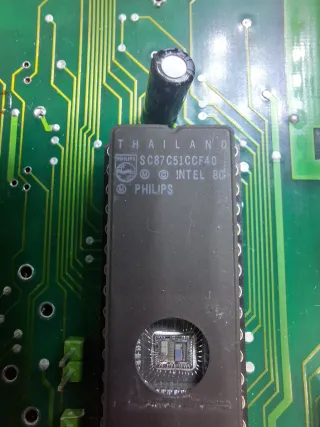 Microcontrolador Philips SC87C51CCF40.