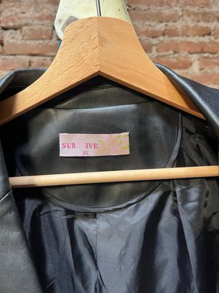 Chaqueta efecto piel negra