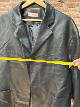 Chaqueta efecto piel negra