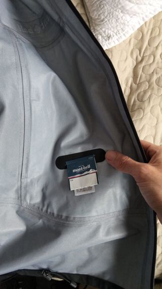 Chaqueta Montbell impermeable negra