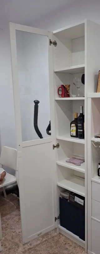 Librería blanca con puerta de cristal