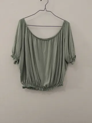 Blusa verde  fruncida en los bordes