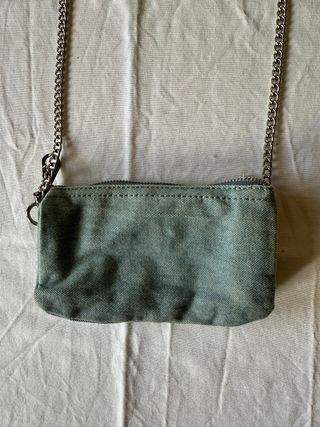 Bolso plateado con tachuelas