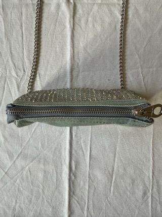 Bolso plateado con tachuelas