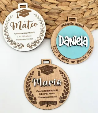 Medallas graduación infantil madera personalizadas