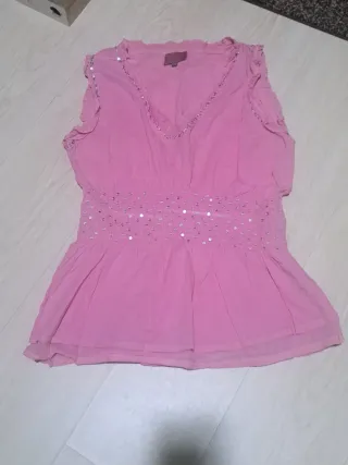 Blusa rosa con detalles brillantes