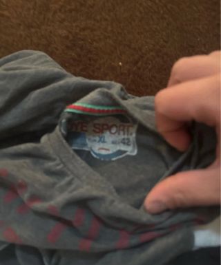 Camiseta gris con estampado