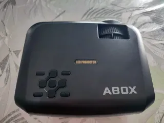 Proyector LED ABOX A2 con mando a distancia