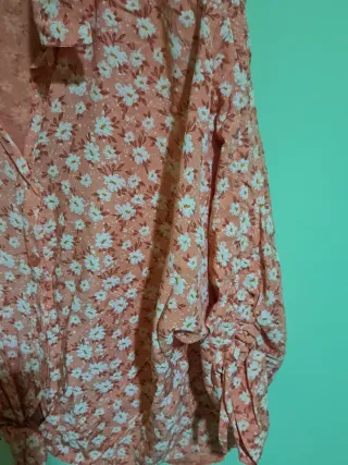 Blusa floral naranja y blanca