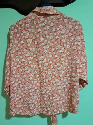 Blusa floral naranja y blanca