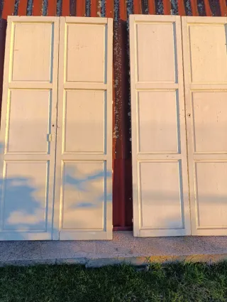 dos puertas de madera maciza compuesta de 2 hojas