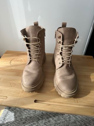 Botas bege com atacadores e fivela