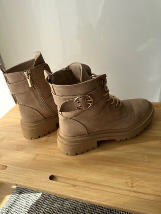 Botas bege com atacadores e fivela