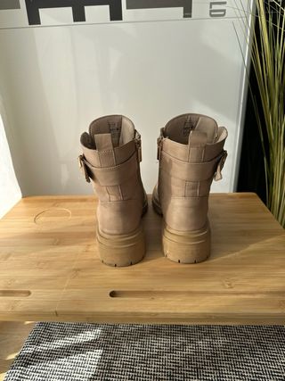 Botas bege com atacadores e fivela