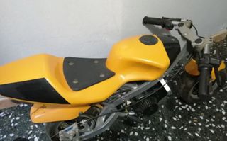 Moto Deportiva Amarilla y Negra